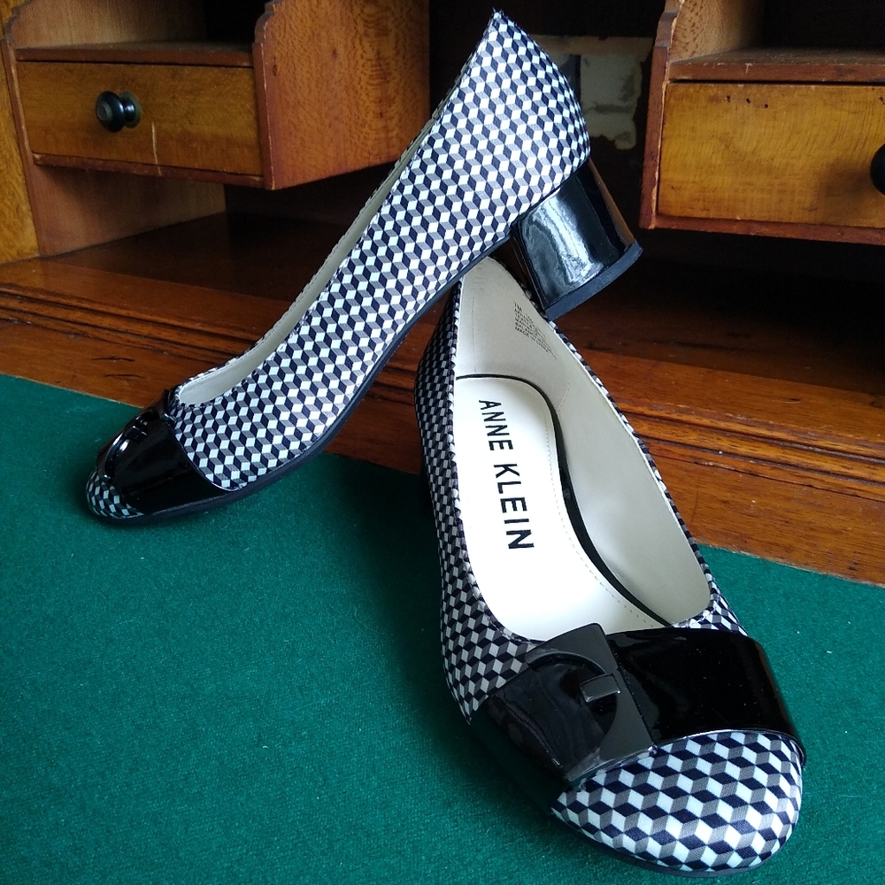 ANNE KLEIN Black White Gray Geometric Cube Pattern Heels